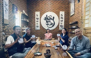KHÁCH THÍCH THÚ VỚI TRÀ ĐÓNG BÁNH CỦA NHÀ TRÀ THỦ CÔNG Trà Hương B'Lao